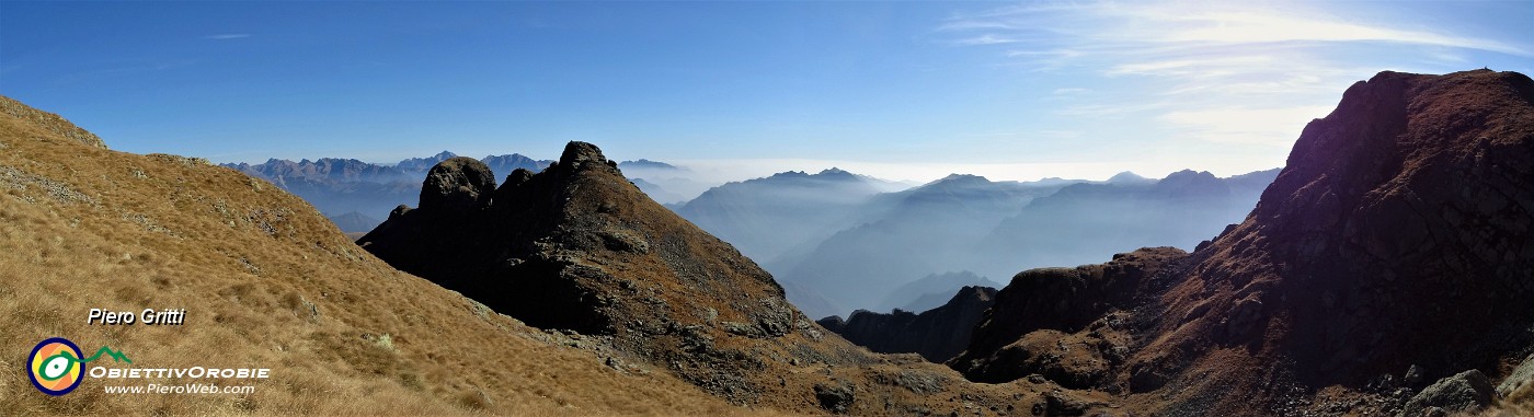 54 Vista sulla Bocchetta di Val Pianella con la costiera Torrione-Pizzo di Giacomo.jpg